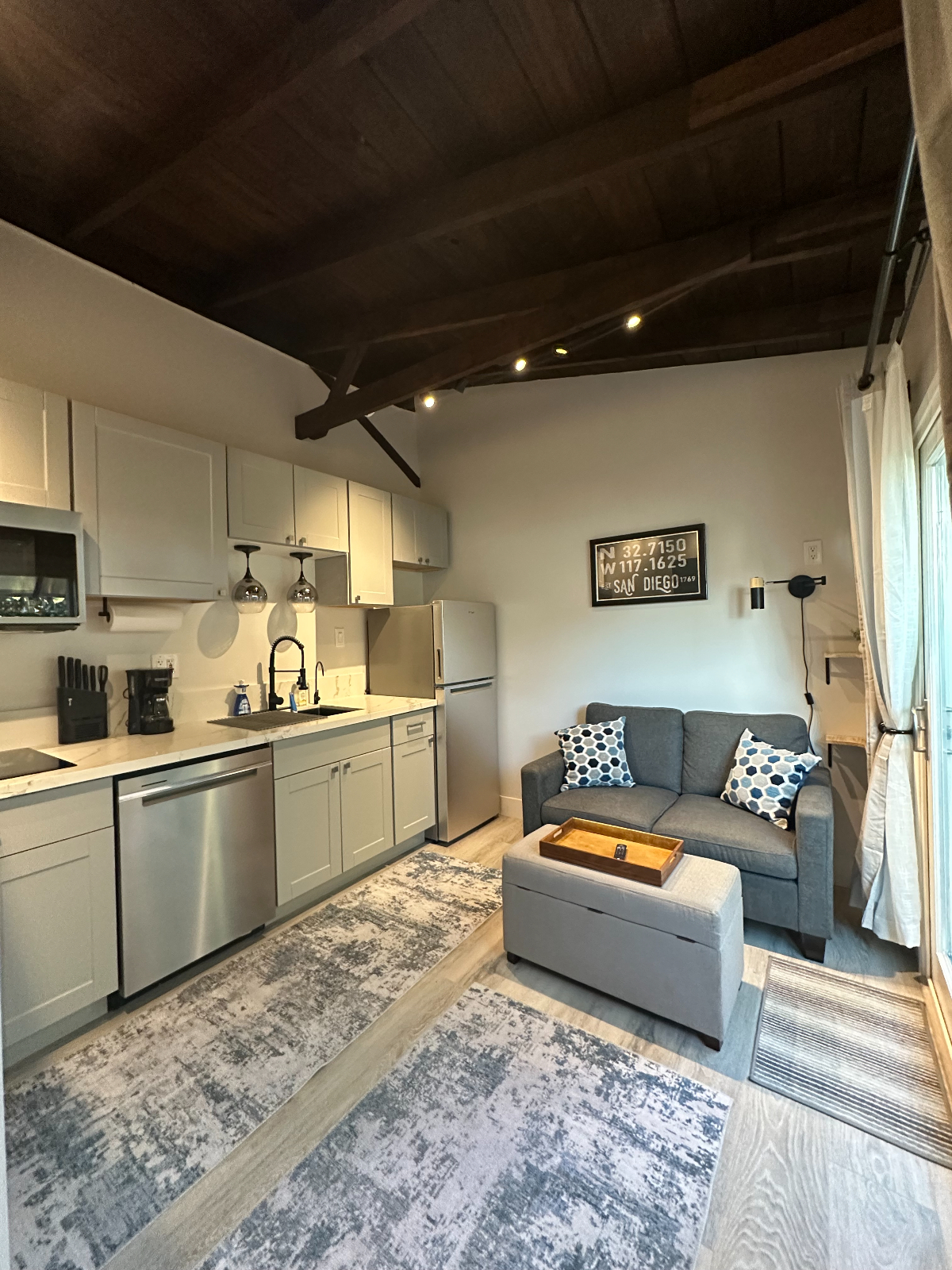 REMODELED BEACH COTTAGE. Modern and Trendy Style, Private and Safe. 1 BR Unit with Everything Included. Blocks from the Beach. - Photo 2
