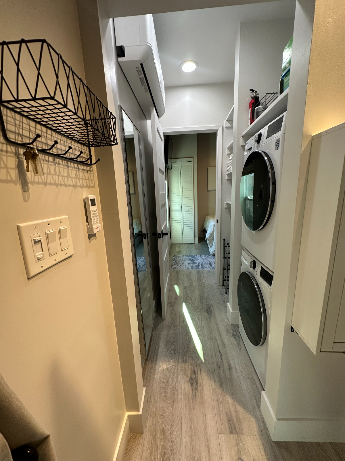 REMODELED BEACH COTTAGE. Modern and Trendy Style, Private and Safe. 1 BR Unit with Everything Included. Blocks from the Beach. - Photo 5