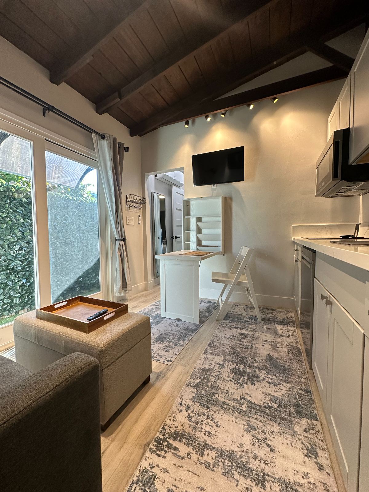 REMODELED BEACH COTTAGE. Modern and Trendy Style, Private and Safe. 1 BR Unit with Everything Included. Blocks from the Beach. - Photo 4