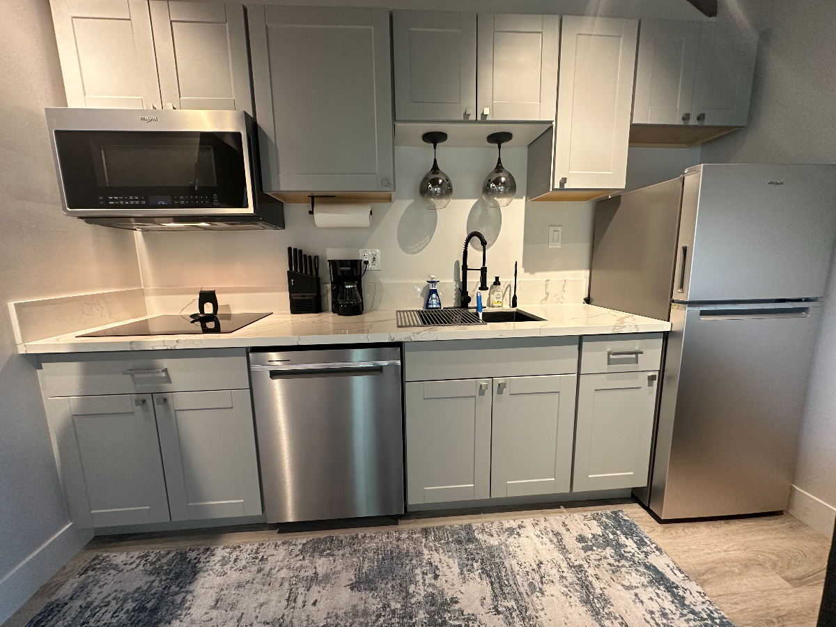 REMODELED BEACH COTTAGE. Modern and Trendy Style, Private and Safe. 1 BR Unit with Everything Included. Blocks from the Beach. - Photo 3