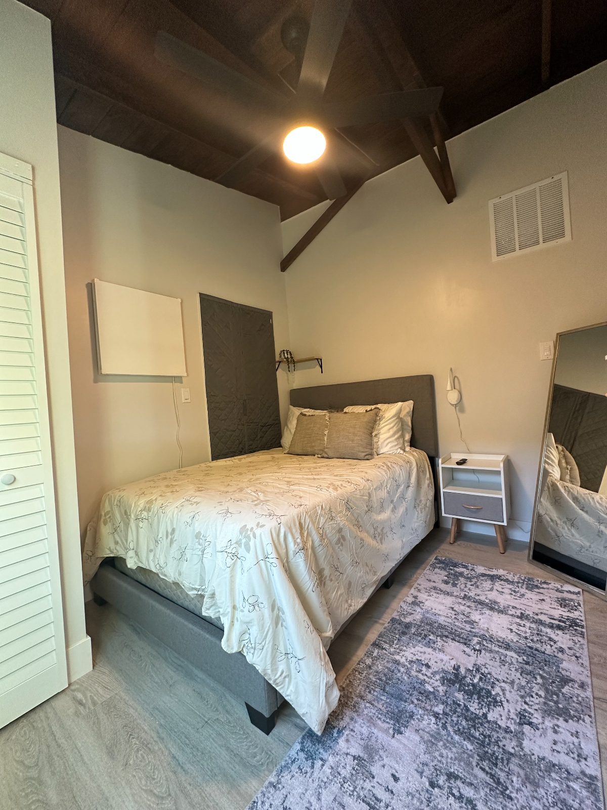 REMODELED BEACH COTTAGE. Modern and Trendy Style, Private and Safe. 1 BR Unit with Everything Included. Blocks from the Beach. - Photo 6