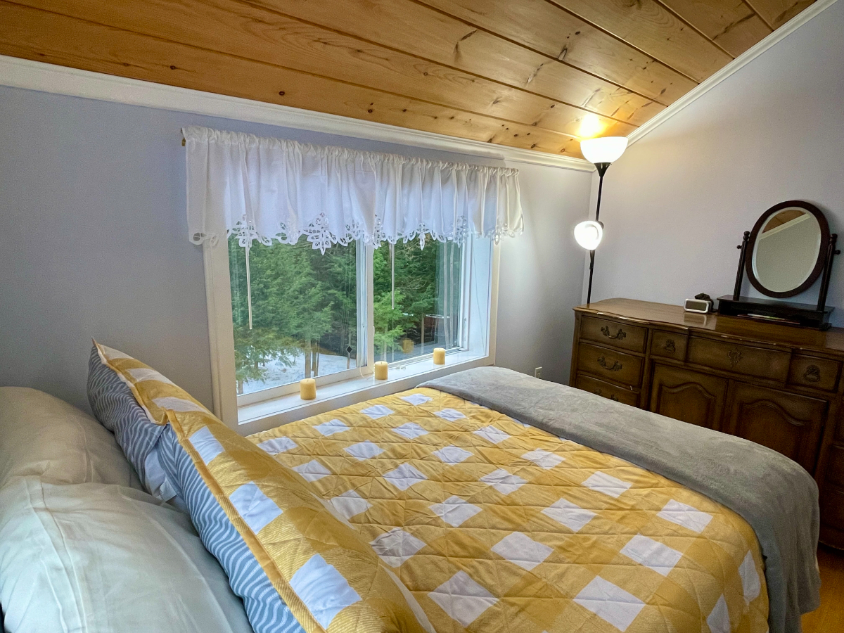 Furnished Three Bedroom Riverfront House - Photo 3