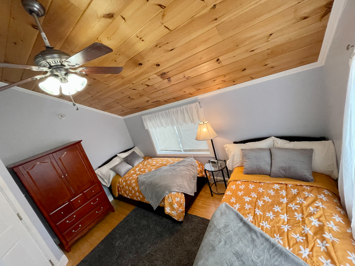 Furnished Three Bedroom Riverfront House - Photo 4