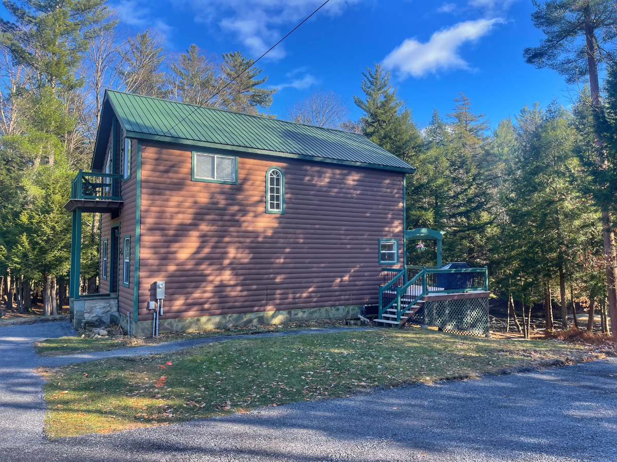 Furnished Three Bedroom Riverfront House - Photo 2