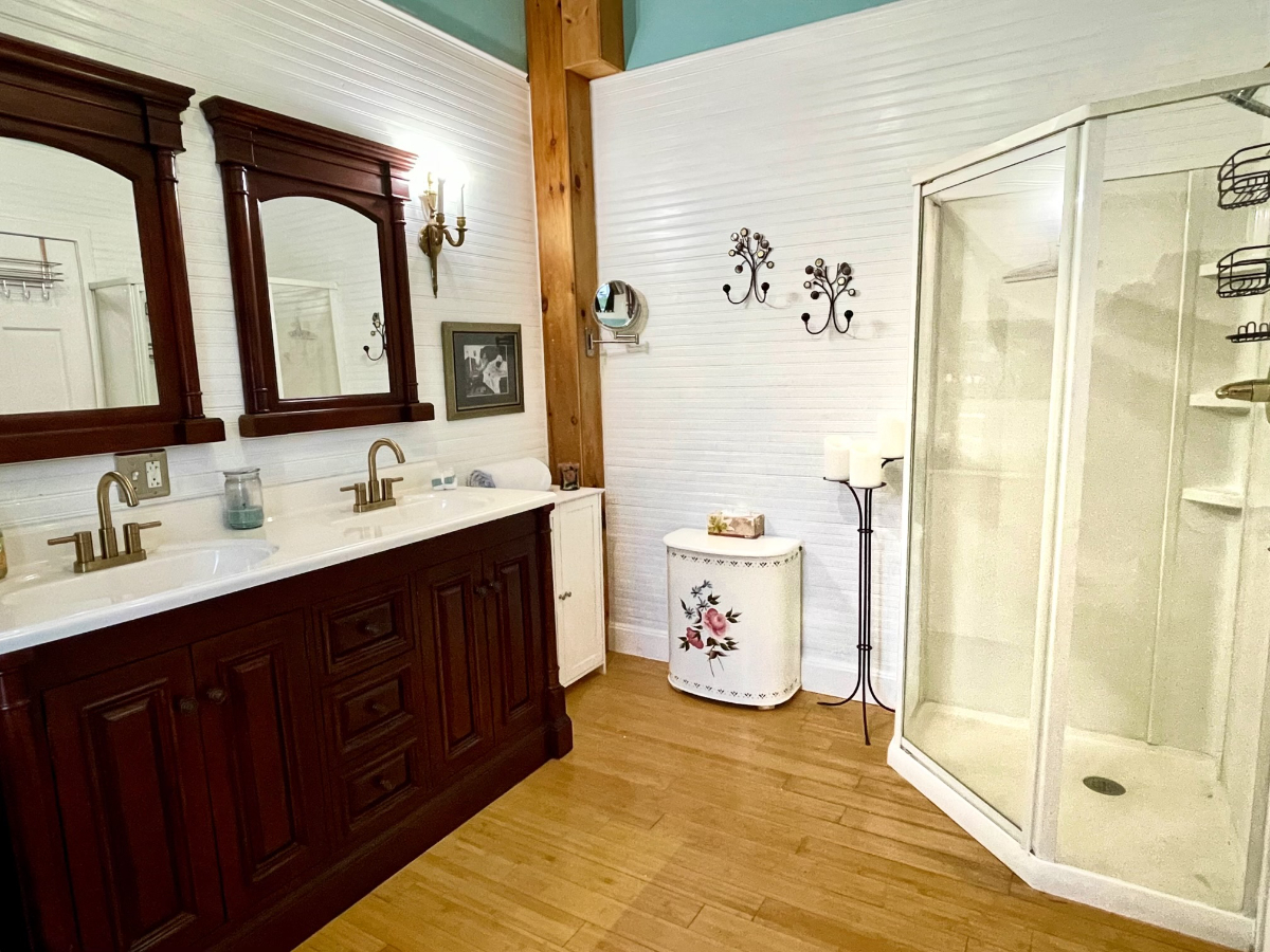Furnished Three Bedroom Riverfront House - Photo 10