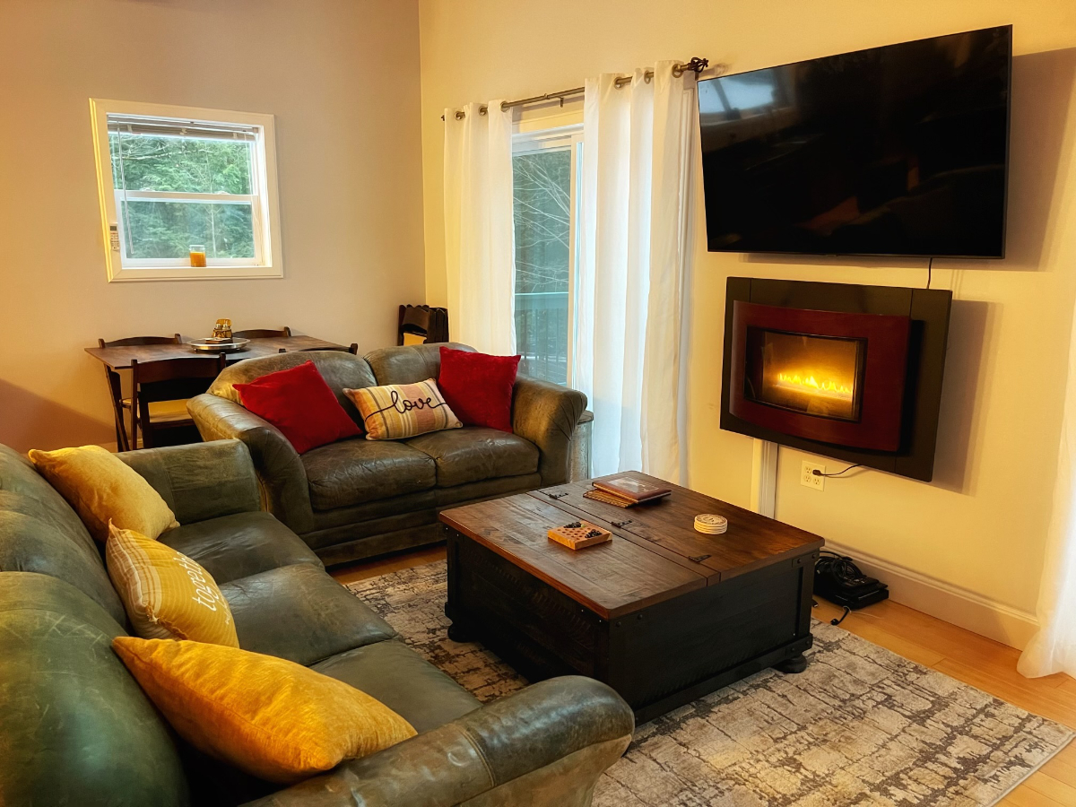 Furnished Three Bedroom Riverfront House - Photo 8