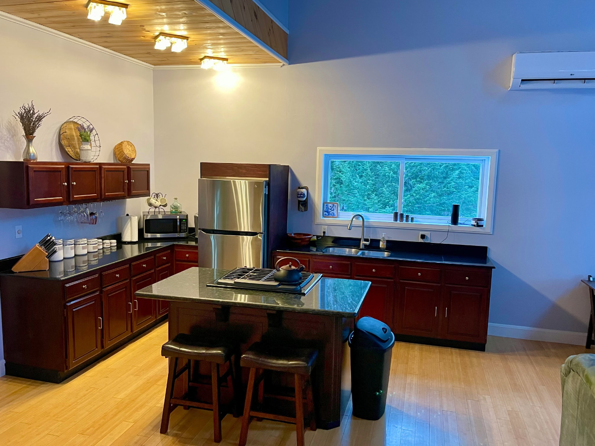Furnished Three Bedroom Riverfront House - Photo 7