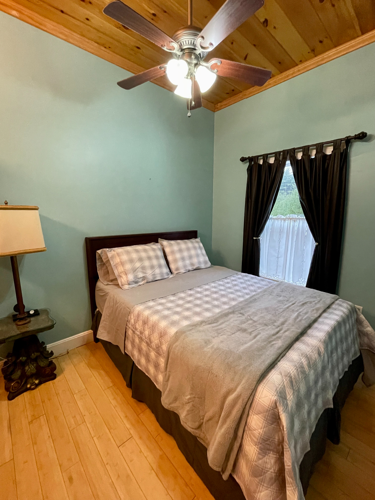 Furnished Three Bedroom Riverfront House - Photo 6