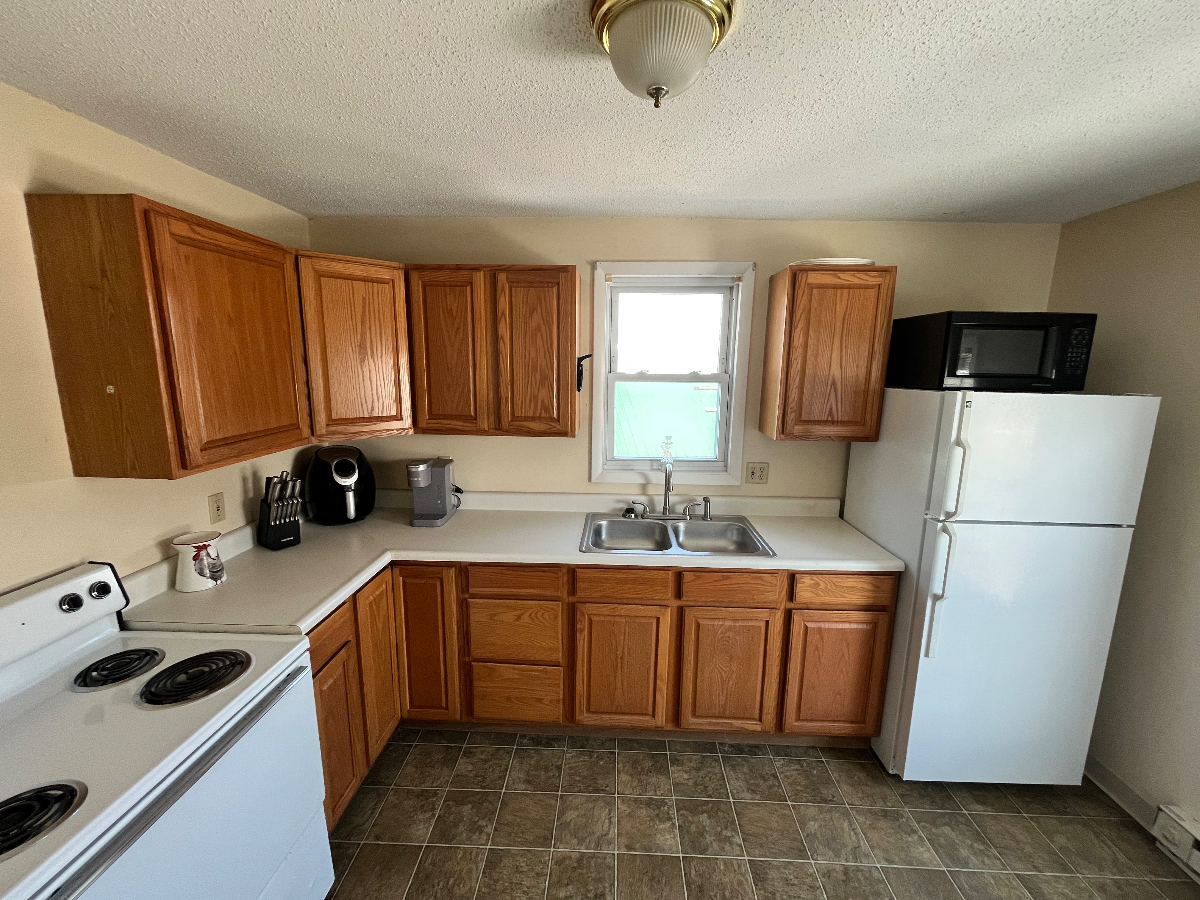 Conveniently Located Apartment - Photo 2