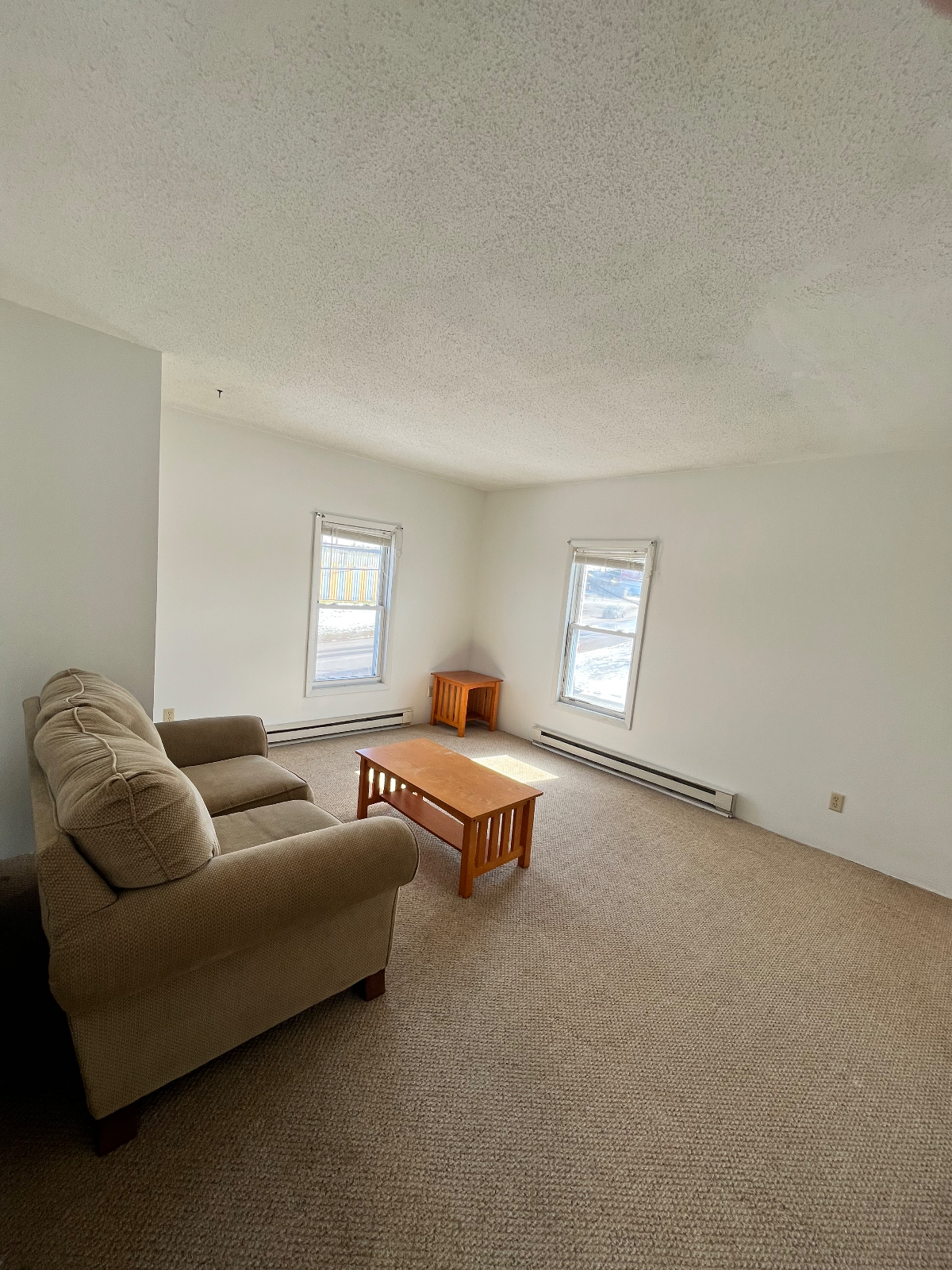 Conveniently Located Apartment - Photo 4