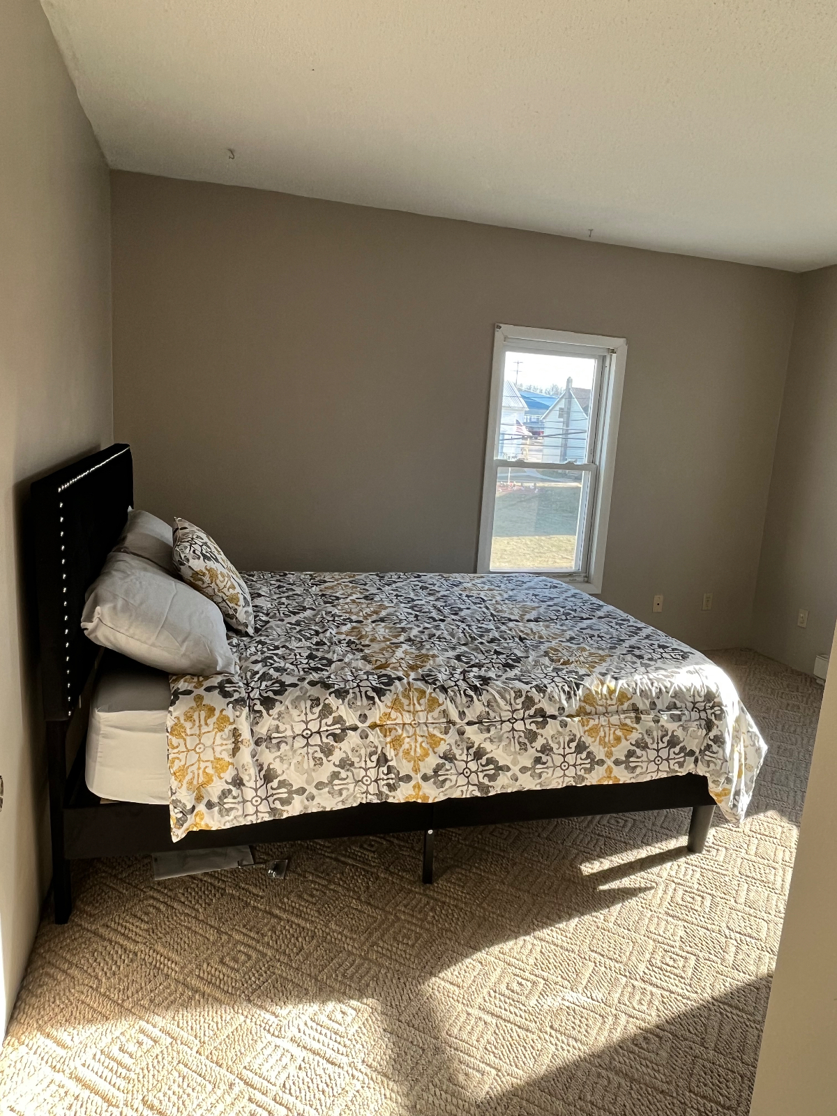 Conveniently Located Apartment - Photo 5