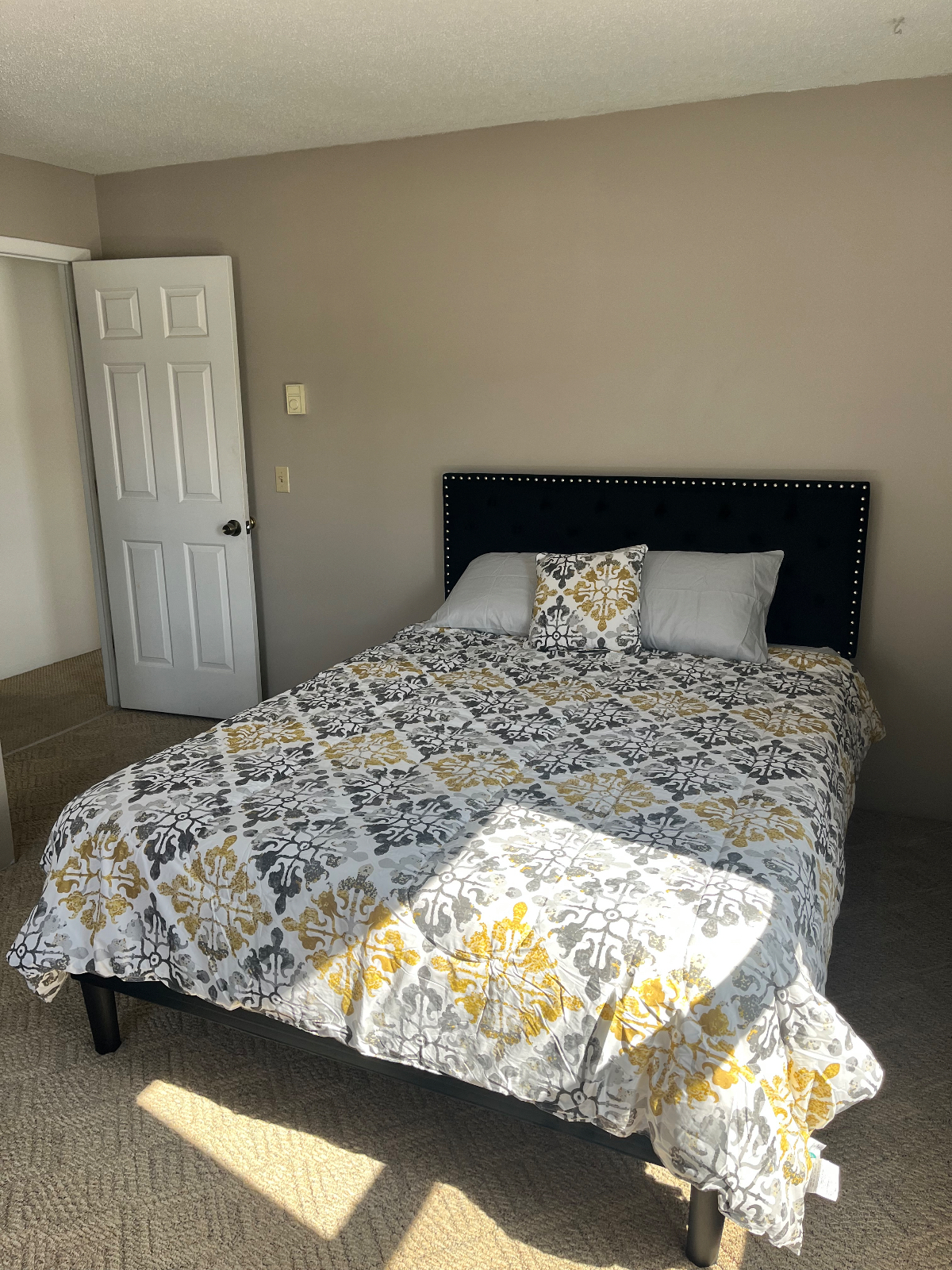Conveniently Located Apartment - Photo 7