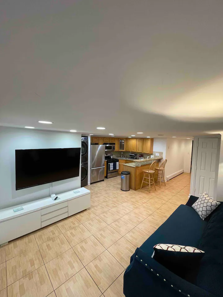 King Size Bedroom Apartment w/Washer and Dryer - Photo 2