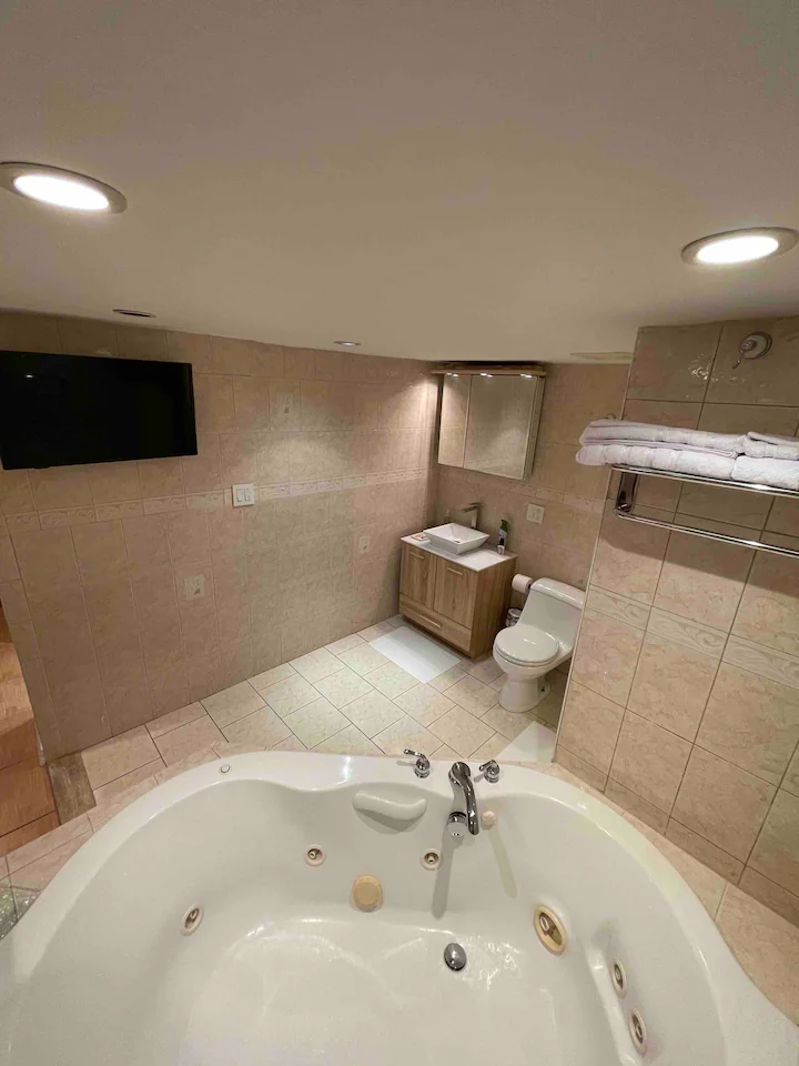 King Size Bedroom Apartment w/Washer and Dryer - Photo 8