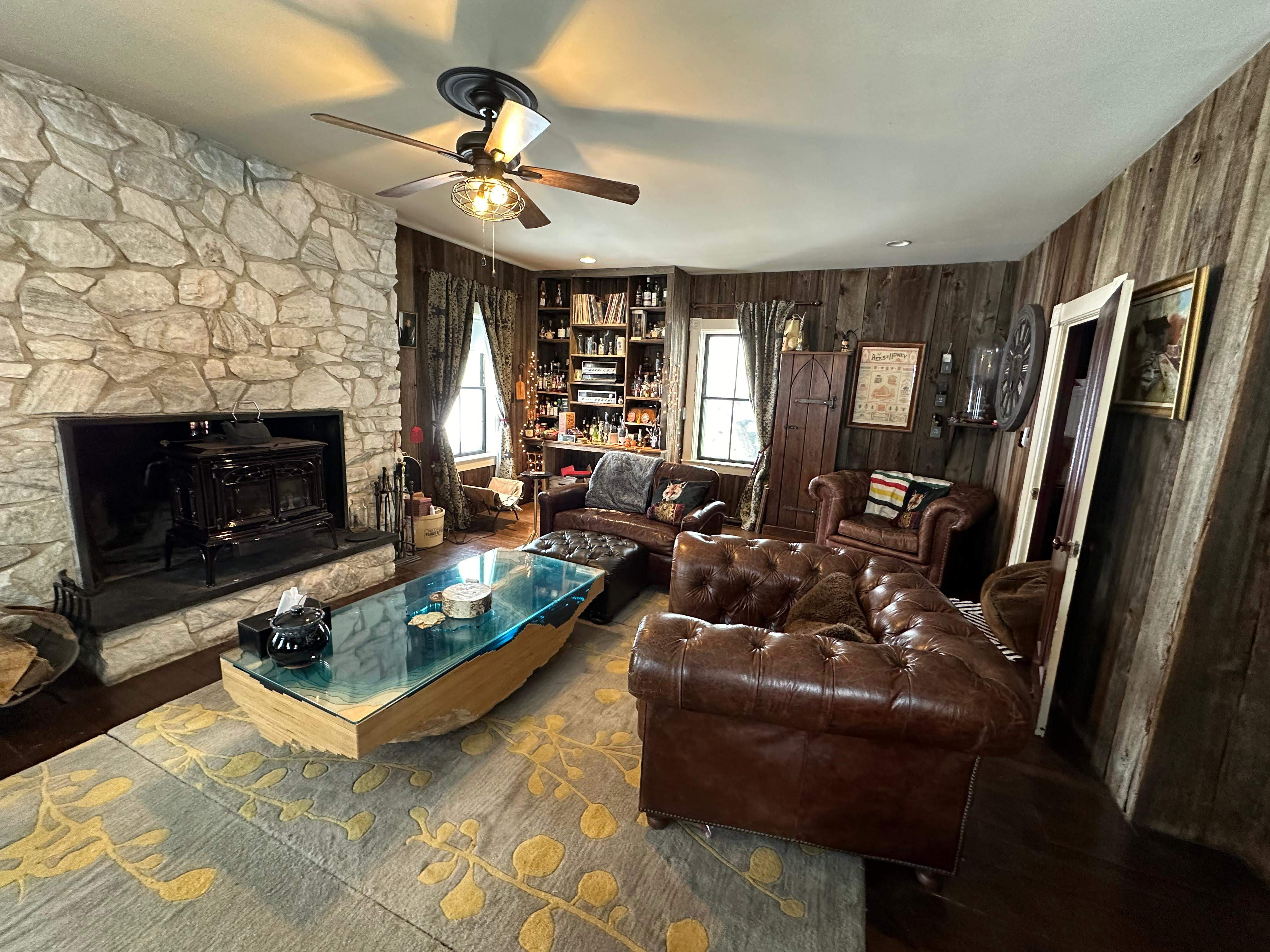 BEAUTIFUL 4 BEDROOM FARMHOUSE - Photo 10