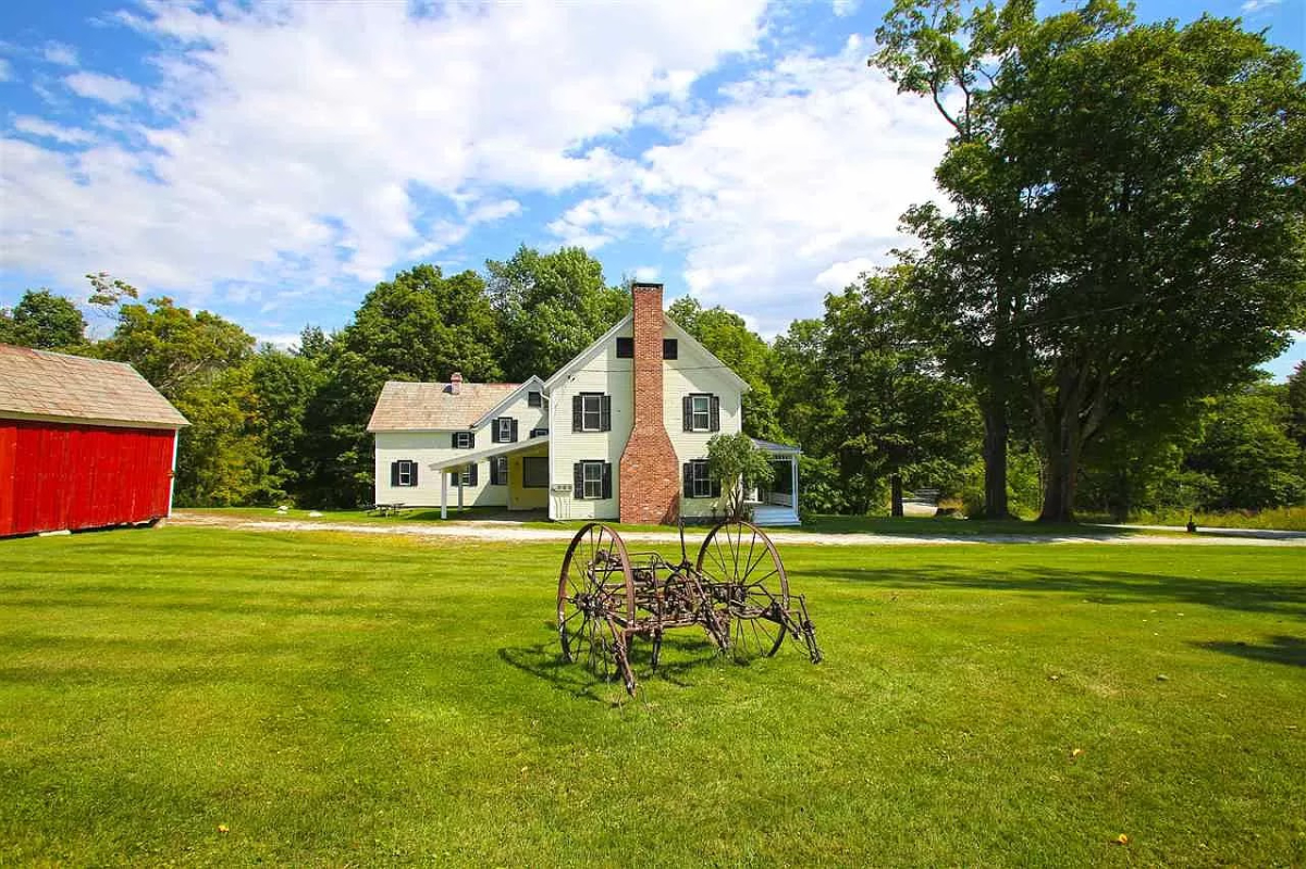 BEAUTIFUL 4 BEDROOM FARMHOUSE - Photo 2