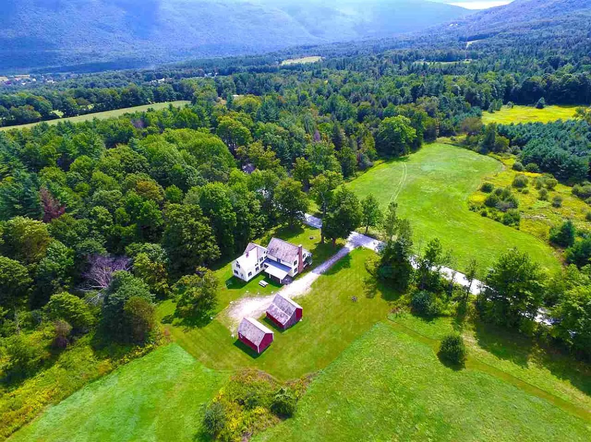BEAUTIFUL 4 BEDROOM FARMHOUSE - Photo 3