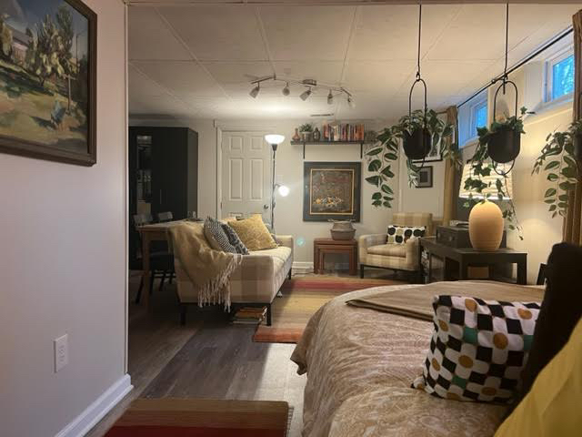 Tranquil Oasis in Cincinnati l Elegant L-Shaped Studio Apartment with Private Entrance and Charming  - Photo 7