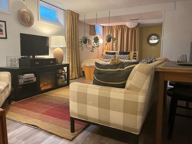 Tranquil Oasis in Cincinnati l Elegant L-Shaped Studio Apartment with Private Entrance and Charming - Photo 2