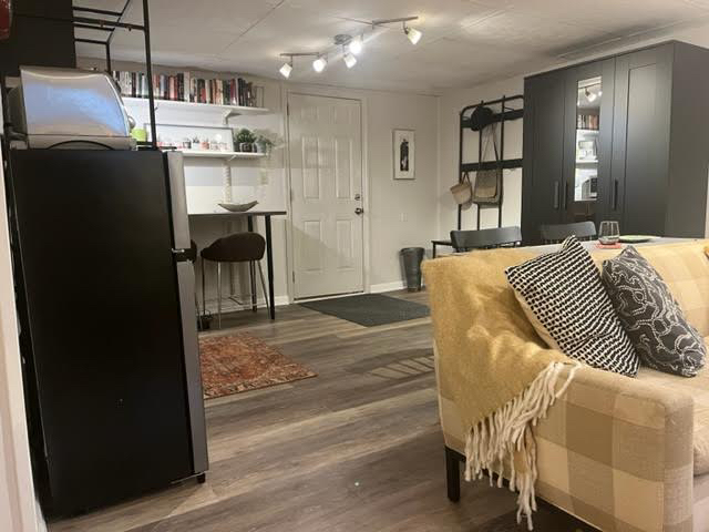 Tranquil Oasis in Cincinnati l Elegant L-Shaped Studio Apartment with Private Entrance and Charming Amenities