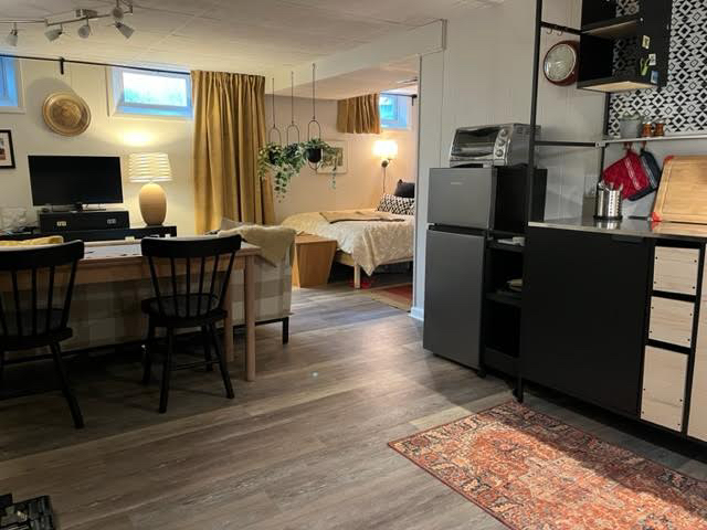 Tranquil Oasis in Cincinnati l Elegant L-Shaped Studio Apartment with Private Entrance and Charming - Photo 4