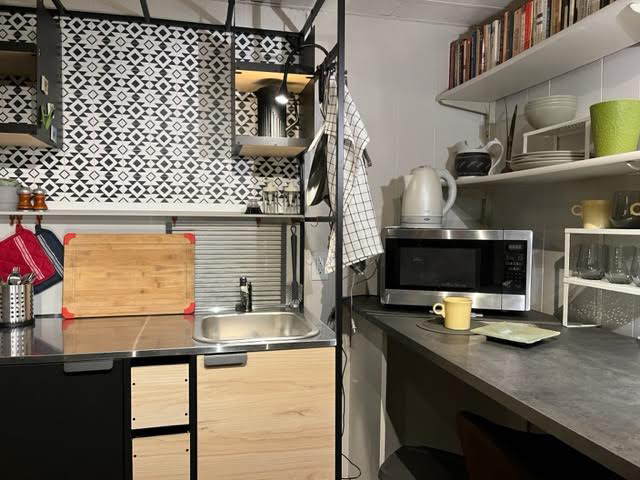 Tranquil Oasis in Cincinnati l Elegant L-Shaped Studio Apartment with Private Entrance and Charming  - Photo 6