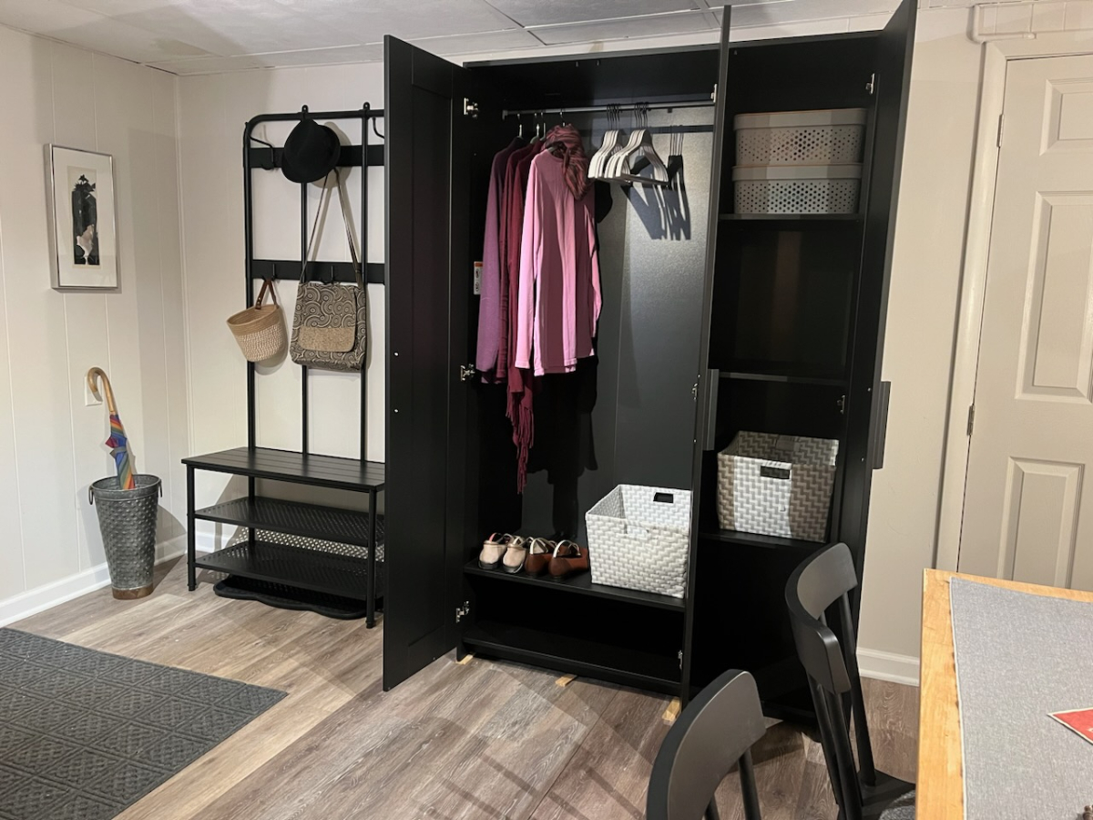Tranquil Oasis in Cincinnati l Elegant L-Shaped Studio Apartment with Private Entrance and Charming  - Photo 10