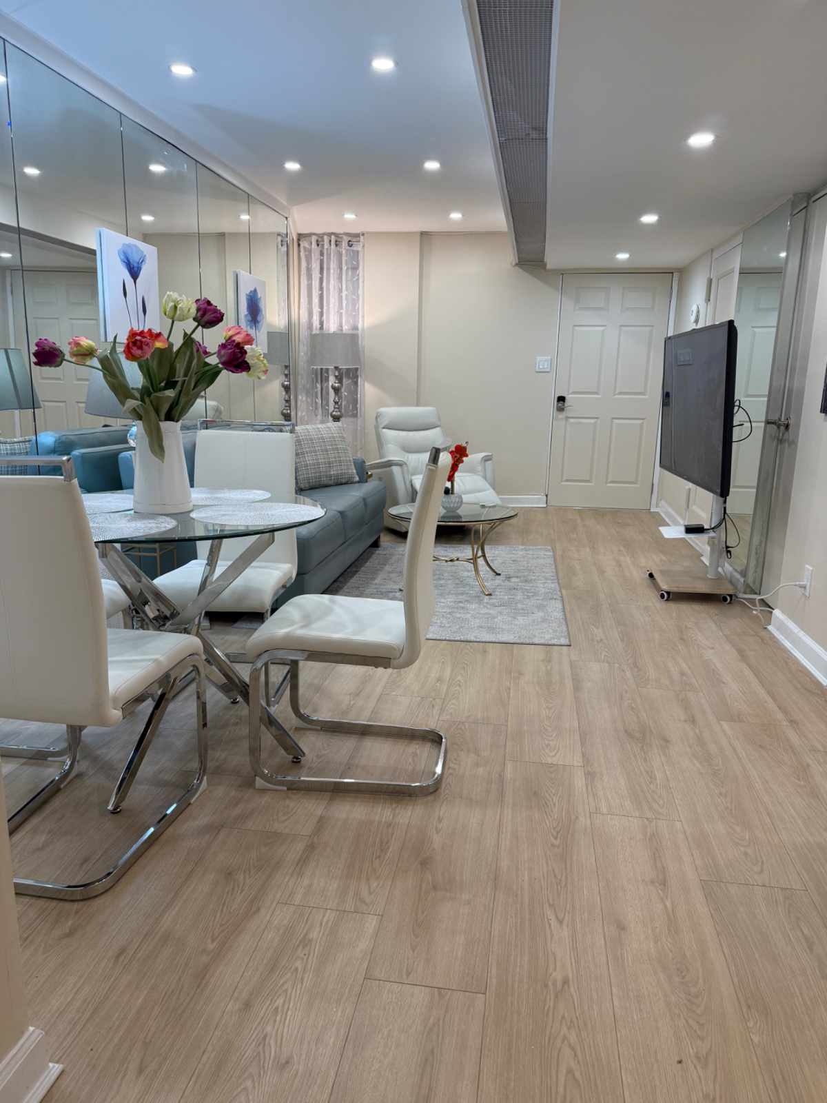 2 BEDROOM 1.5 BATHROOM WITH BACKYARD - Photo 2