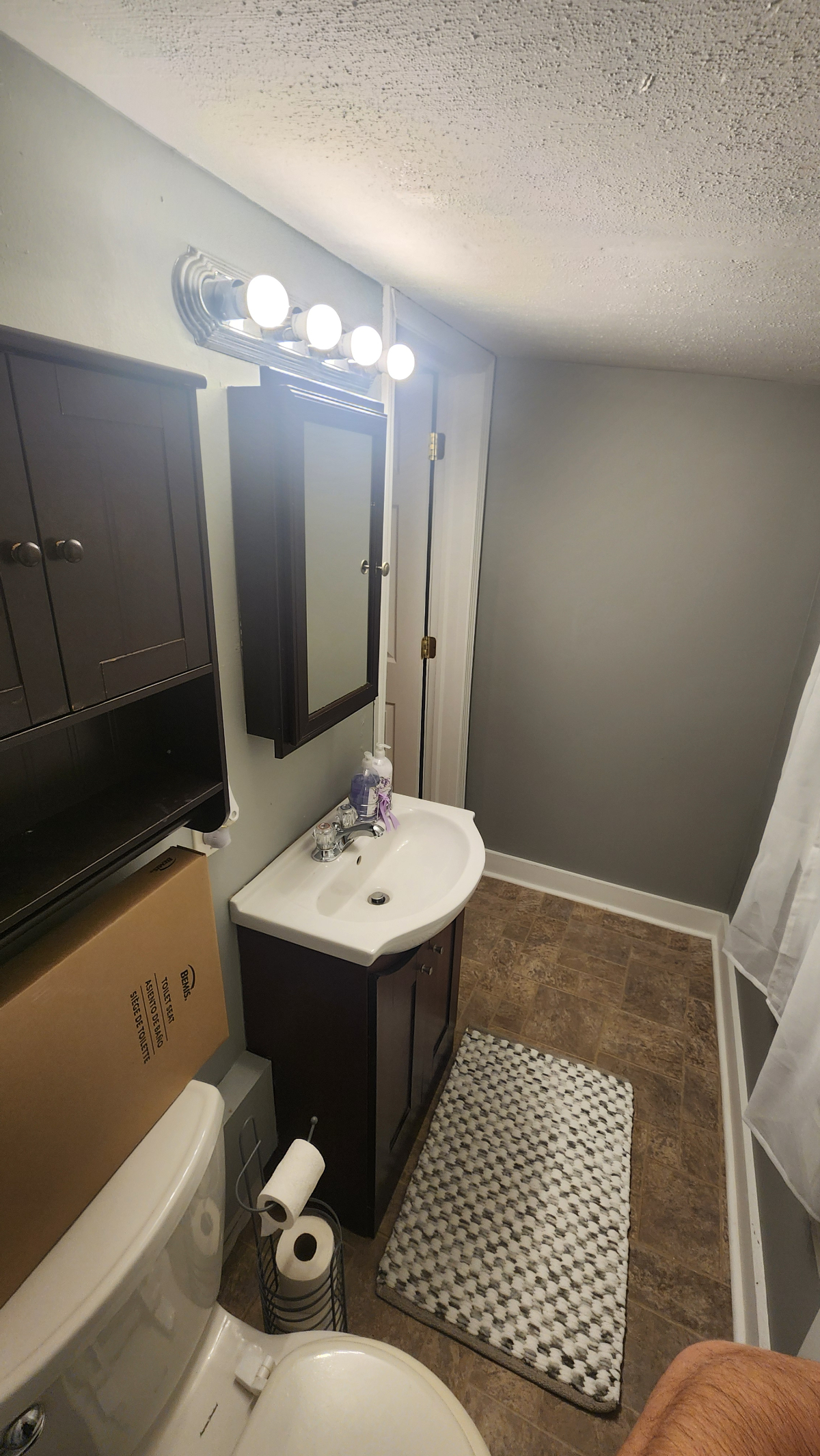 Peaceful & Cozy 2-Bedroom Perfect for Traveling Nurses - Photo 5