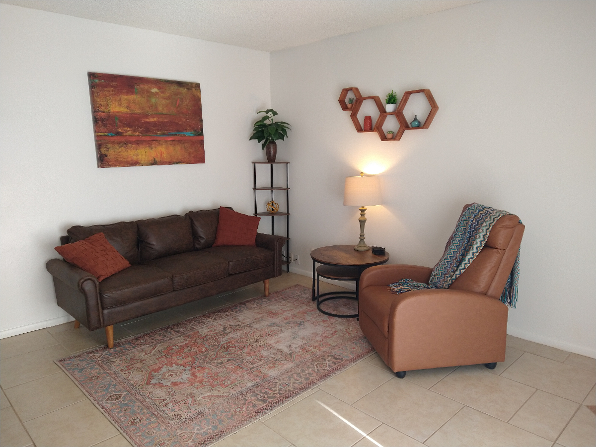The Sunset - comfy, peaceful 2/1 with fenced yard
