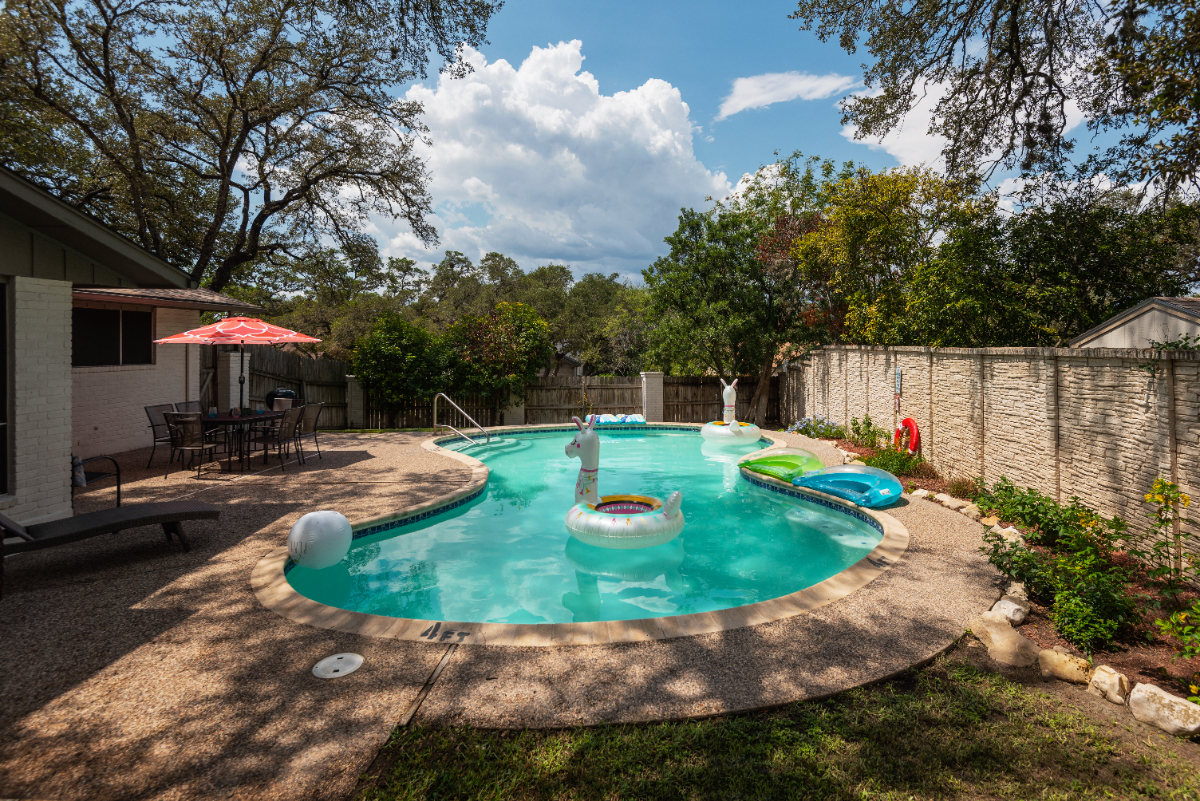 Spacious 2400 sqft house with pool, shared space 3 rooms available - Photo 8