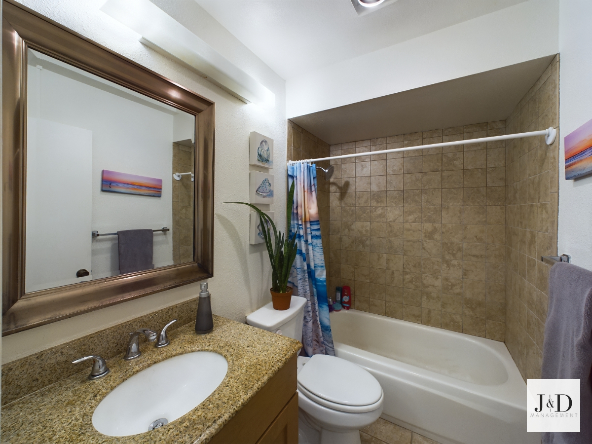 FULLY FURNISHED CONDO LOCATED IN DESIRABLE HILLCREST NEIGHBORHOOD WITH PARKING - Photo 4