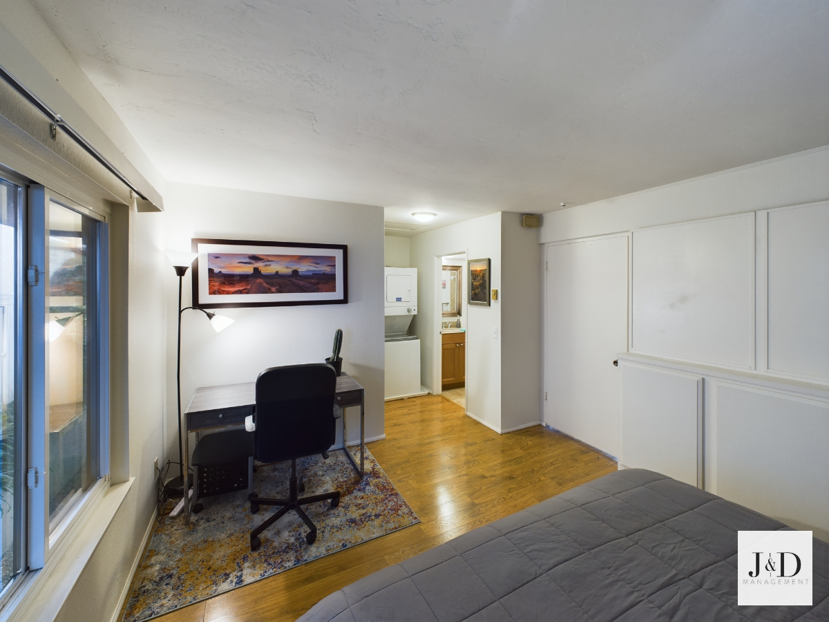 FULLY FURNISHED CONDO LOCATED IN DESIRABLE HILLCREST NEIGHBORHOOD WITH PARKING - Photo 5