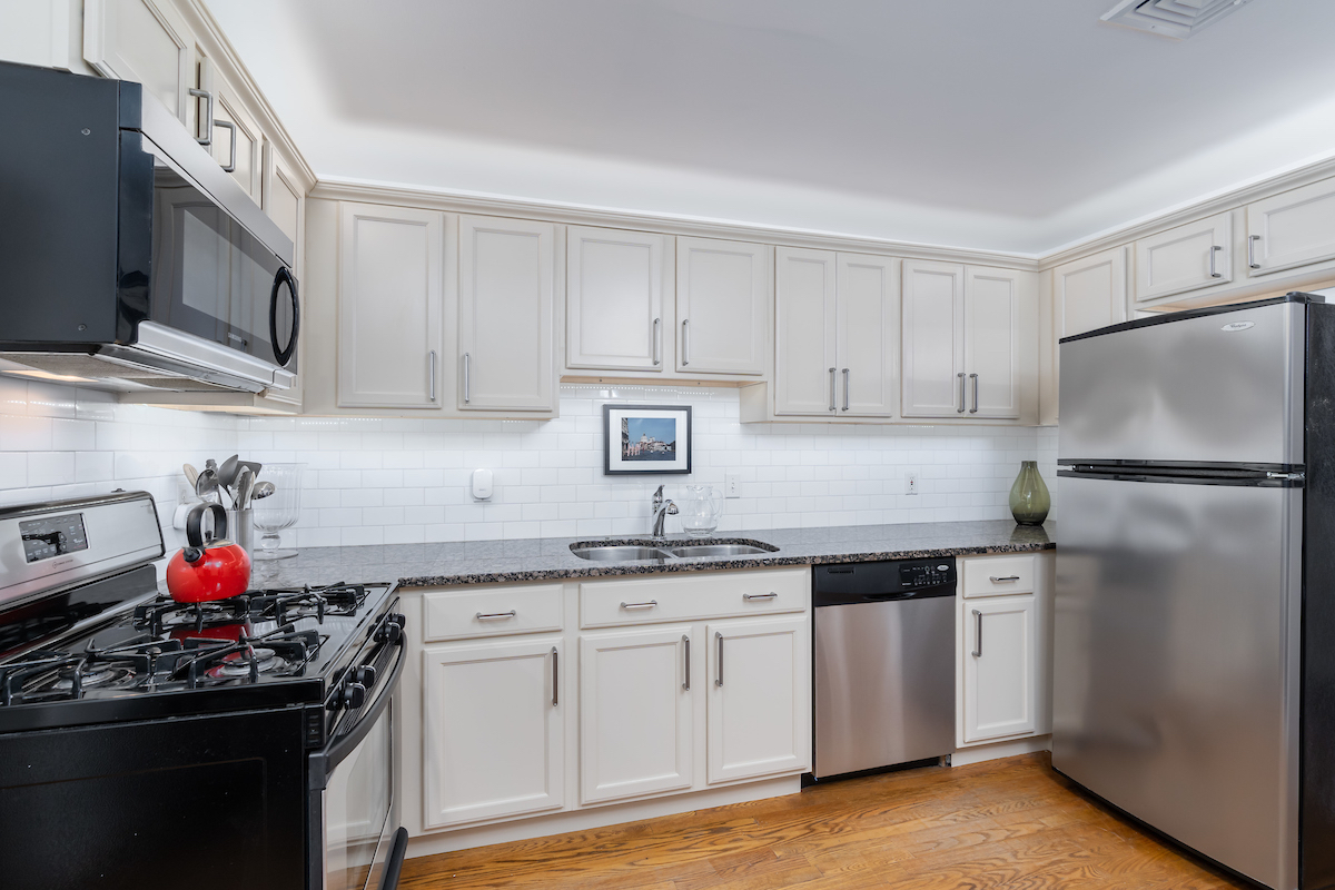 Stunning and Spacious Full Floor Apartment in Privately Owned Dupont Row Home - Photo 6