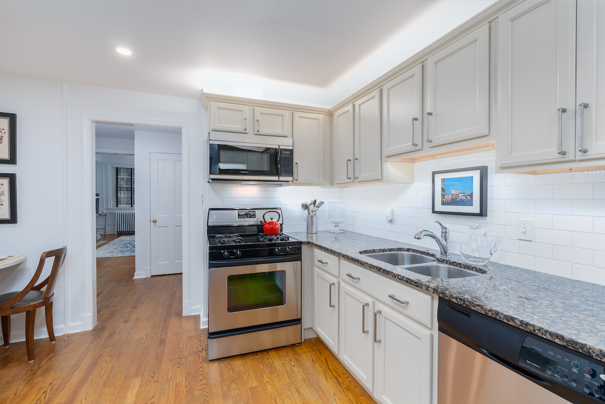 Stunning and Spacious Full Floor Apartment in Privately Owned Dupont Row Home - Photo 7