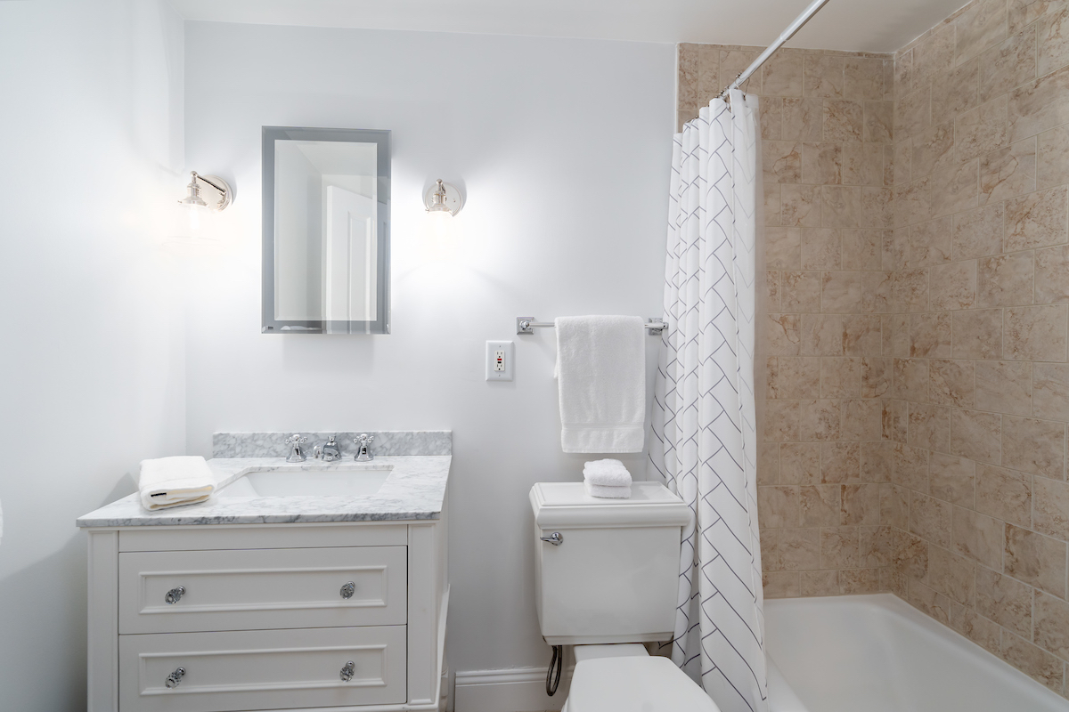 Stunning and Spacious Full Floor Apartment in Privately Owned Dupont Row Home - Photo 12