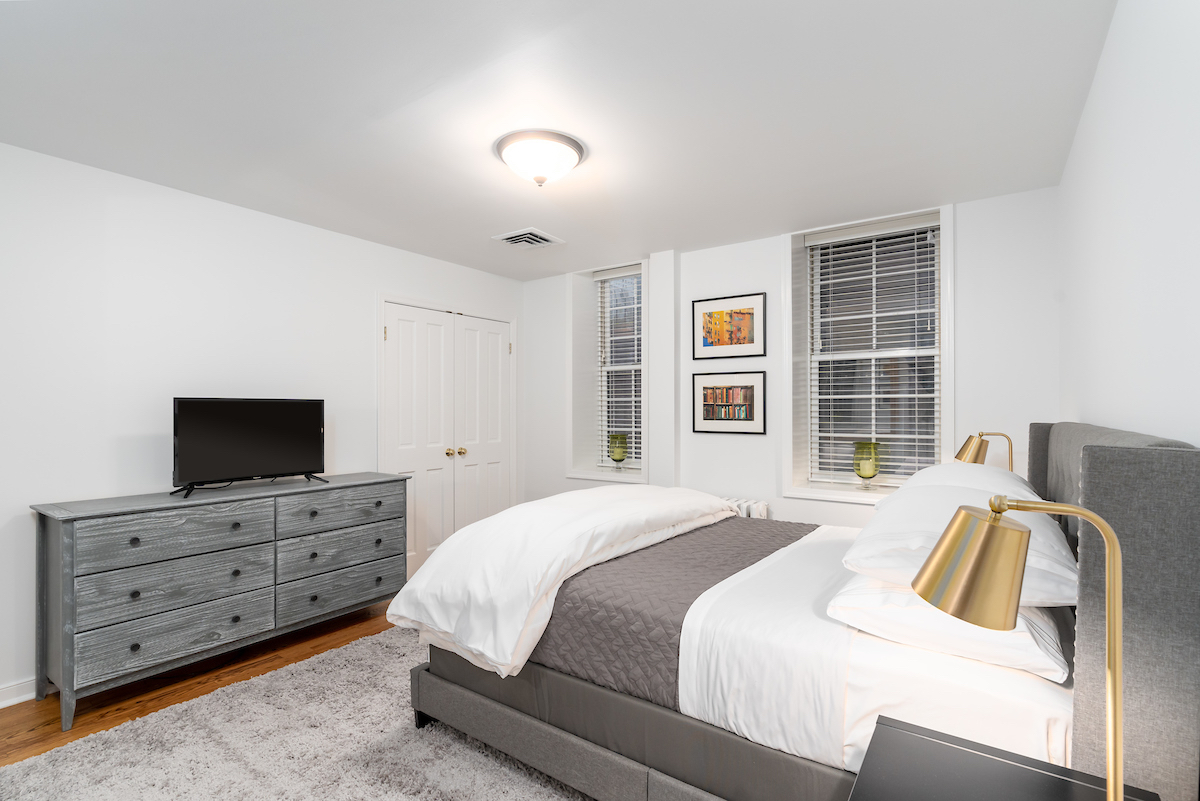 Stunning and Spacious Full Floor Apartment in Privately Owned Dupont Row Home - Photo 10
