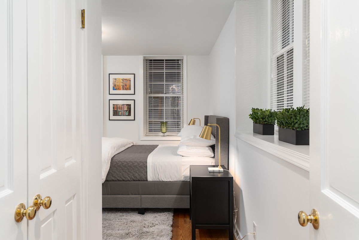 Stunning and Spacious Full Floor Apartment in Privately Owned Dupont Row Home - Photo 9