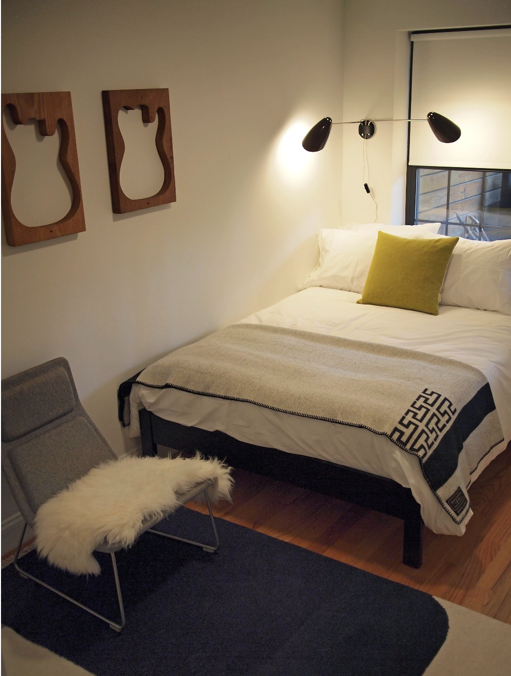 Design filled furnished 2 bedroom garden apartment- Brooklyn - Photo 11