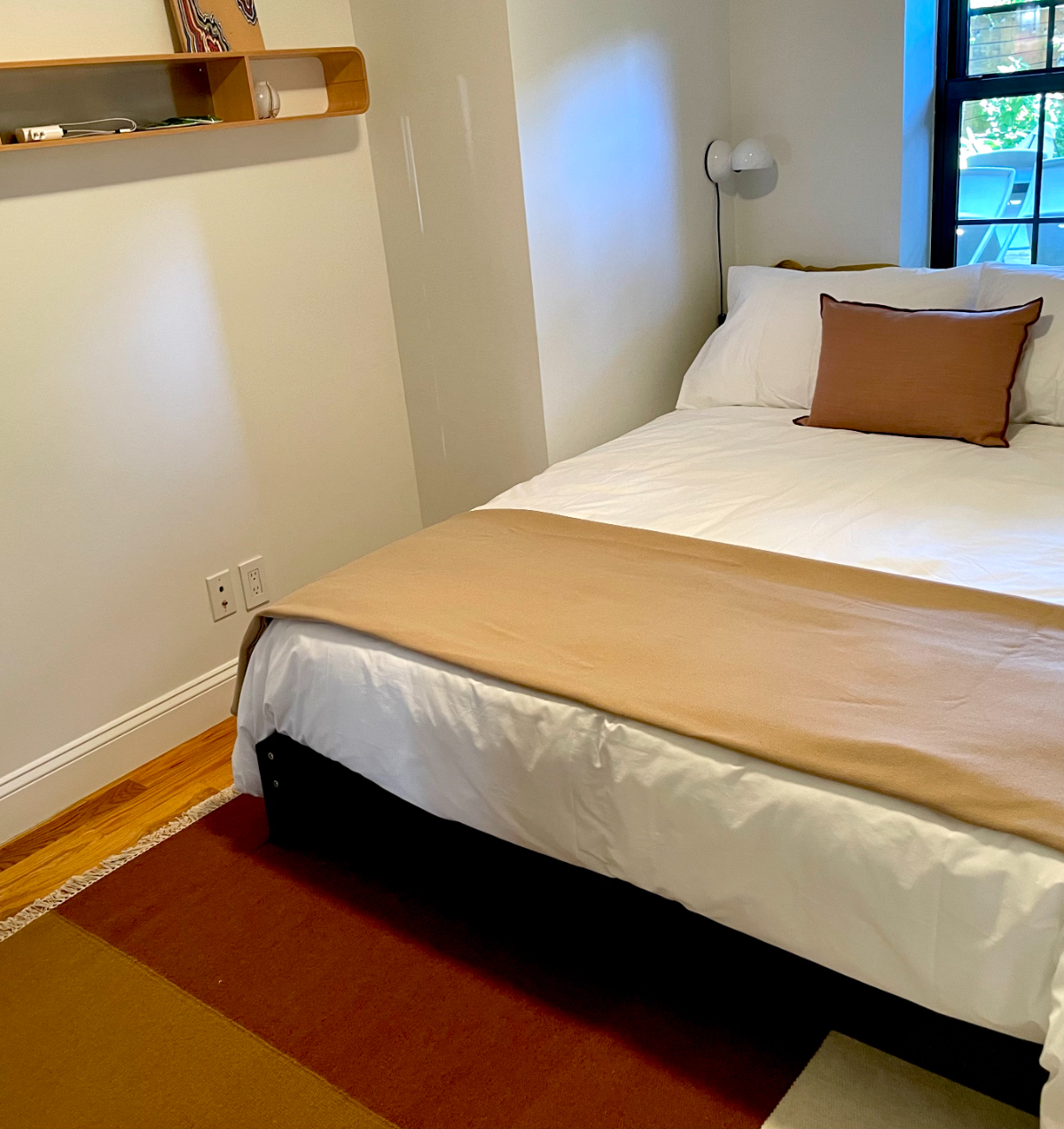 Design filled furnished 2 bedroom garden apartment- Brooklyn - Photo 10