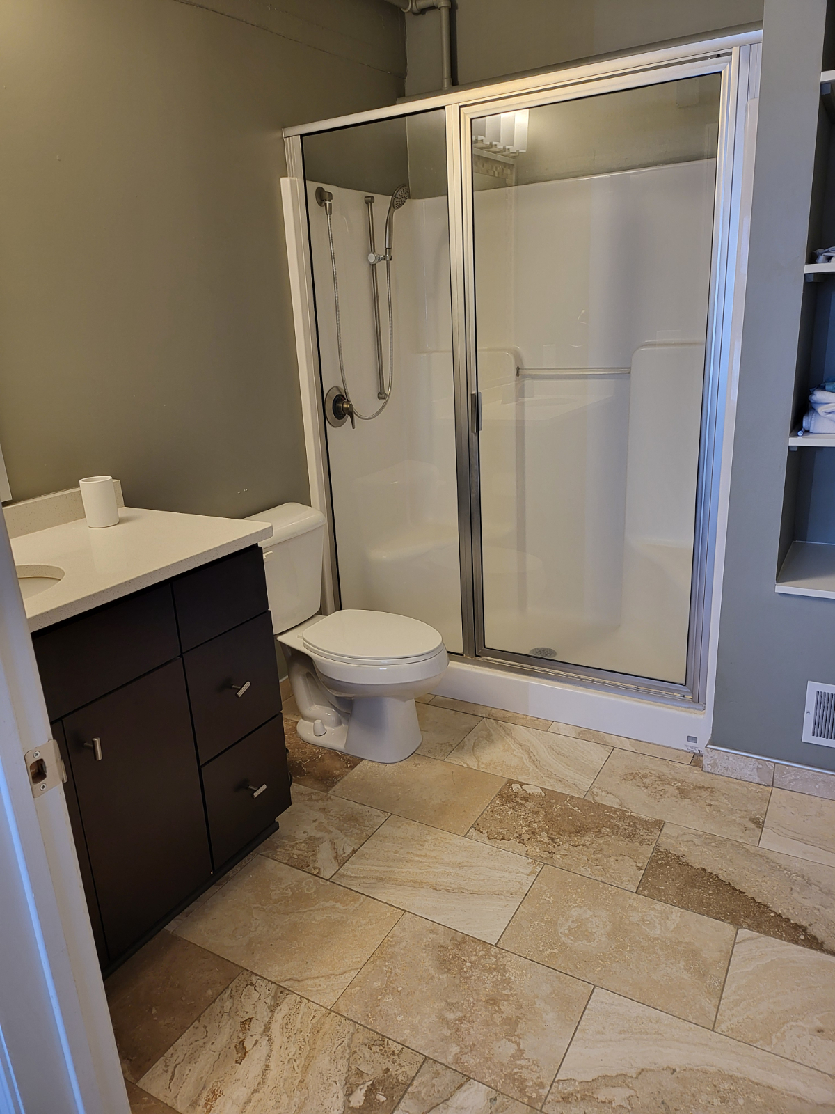 Beautiful and Modern 2 beds and one and 1/2 bath condo looking for TN for master bed with own privat - Photo 10