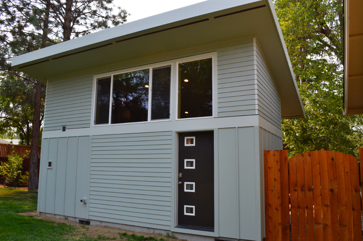 WHOLE HOUSE, Tiny Home w/ Full Kitchen on Bend's East Side near St Charles - Photo 2