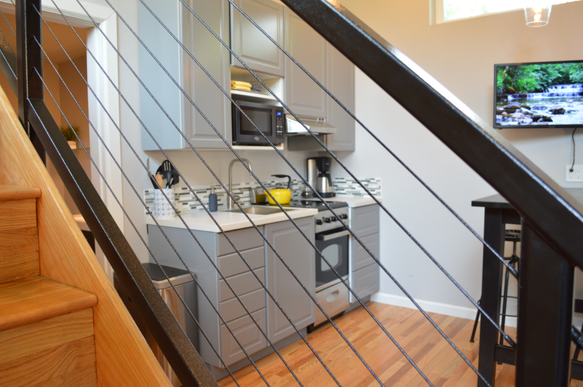 WHOLE HOUSE, Tiny Home w/ Full Kitchen on Bend's East Side near St Charles - Photo 4