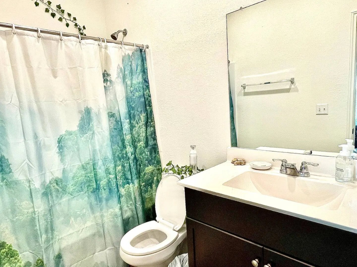 Relaxing Clean Cozy 3 Bedroom House - Photo 10