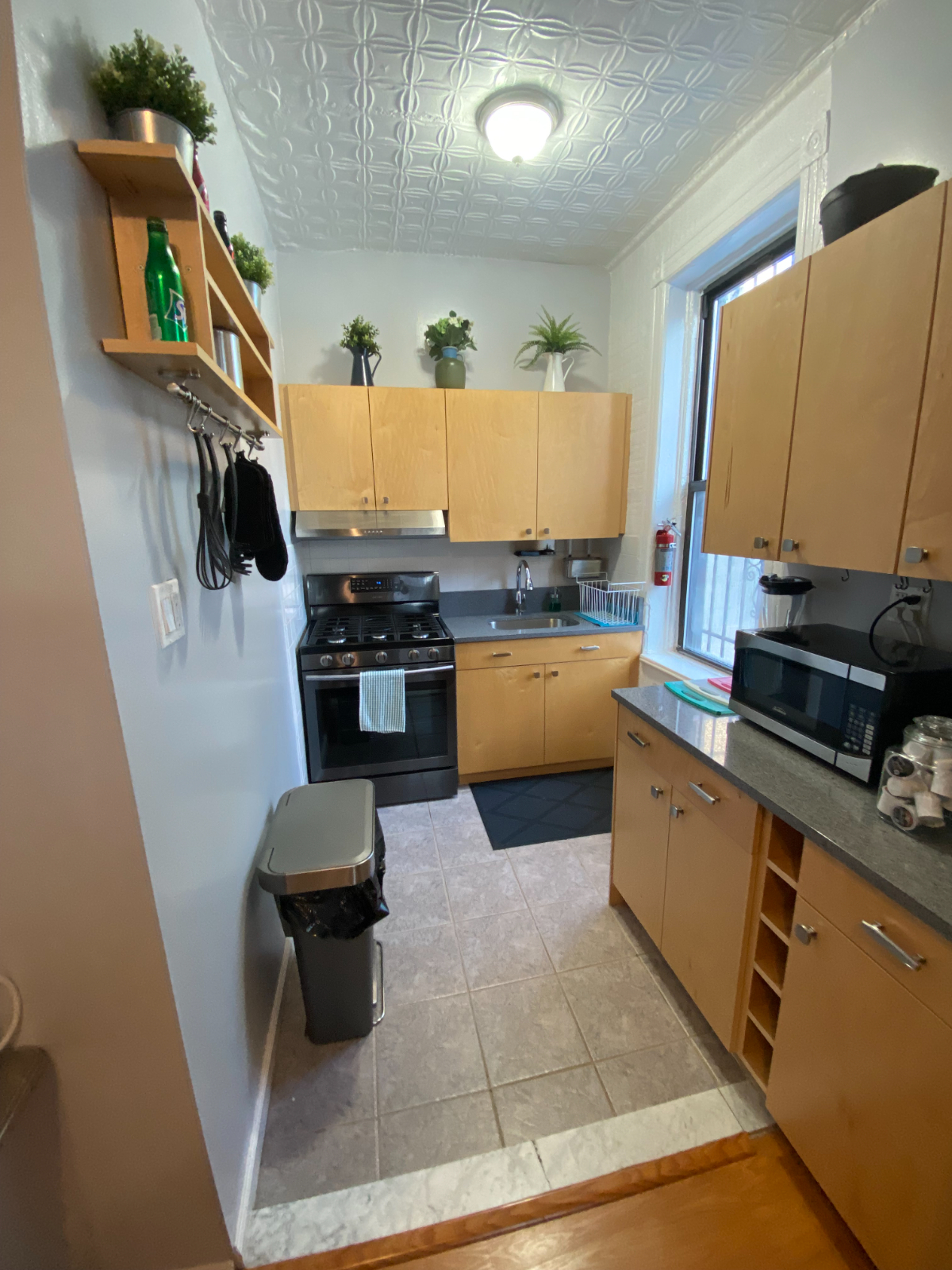 Newly renovated, ENTIRE apt perfect NYC location-Close to Subway - Photo 6