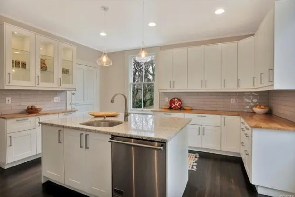 Charming Historic Petersburg w/wraparound Porch