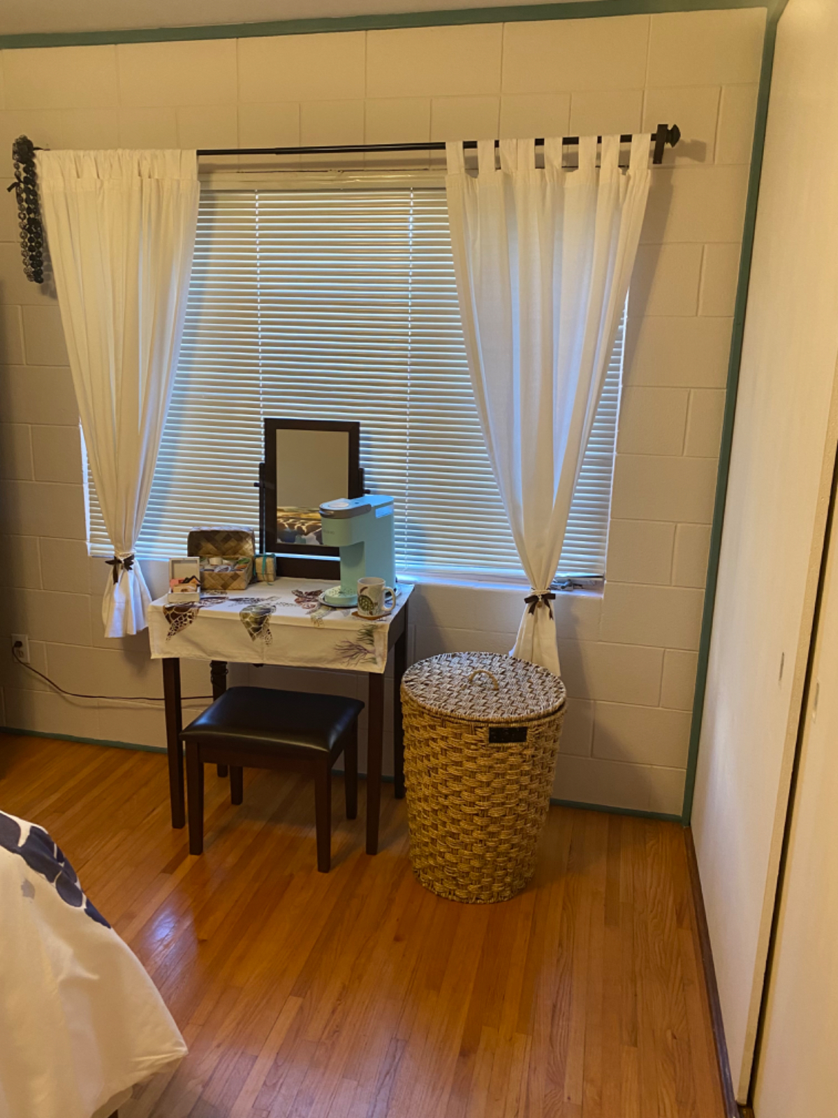 Room in older home near hospitals, beach, & downtown - Photo 2
