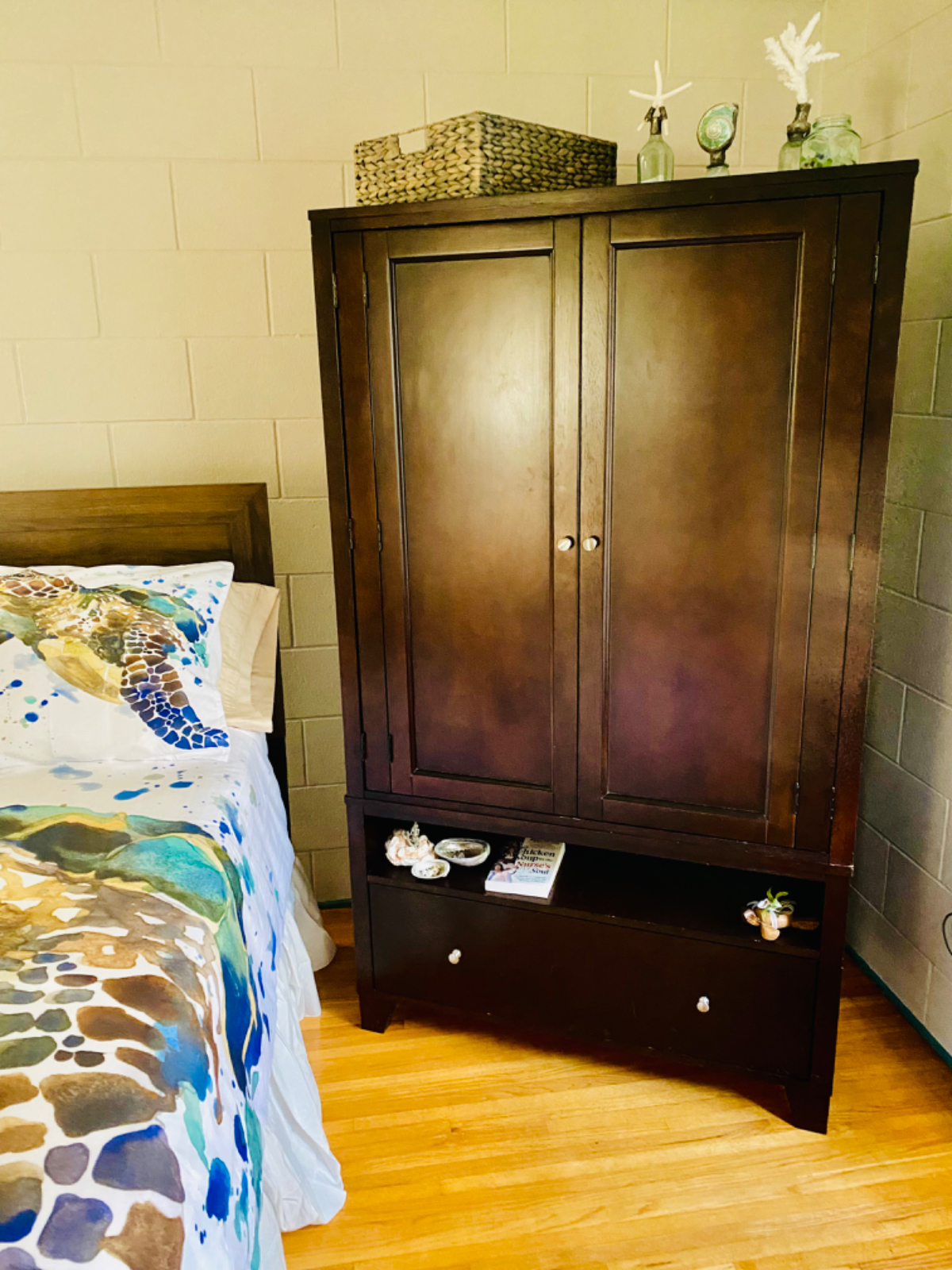 Room in older home near hospitals, beach, & downtown - Photo 3