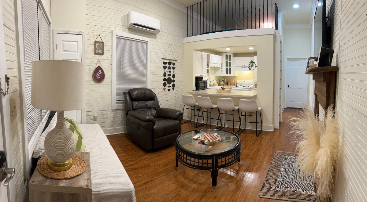 Cozy, 1 Bed 1 Bath & 1 Loft LOW CEILING HEIGHT Quaint Street Front Cottage - Photo 2