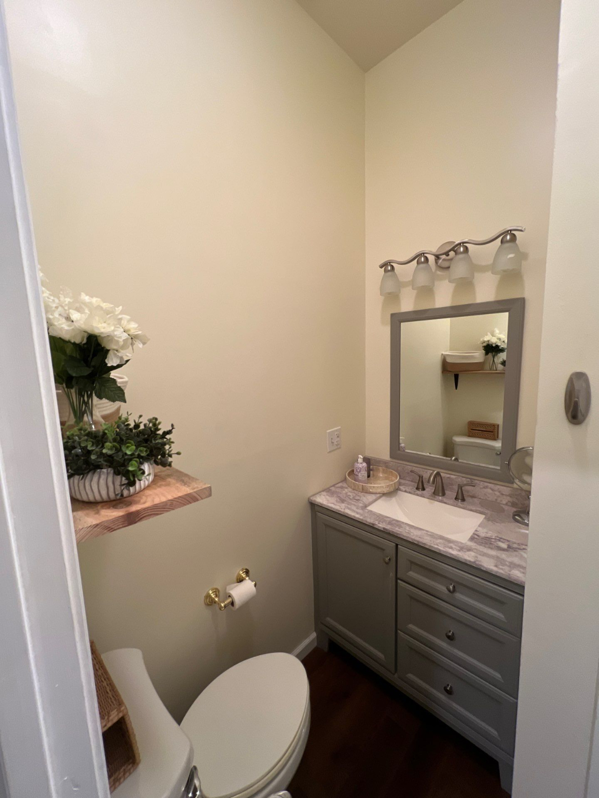 Cozy, 1 Bed 1 Bath  & 1 Loft LOW CEILING HEIGHT Quaint Street Front Cottage - Photo 6